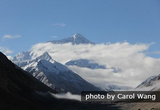 Monte Everest cubierto por nubes