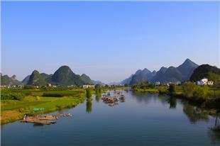 crucero en balsa de bambú en el río yulong