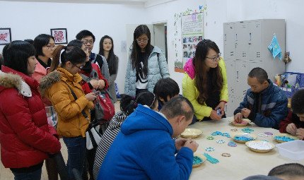 Nuestro personal está haciendo algunas artesanías con niños