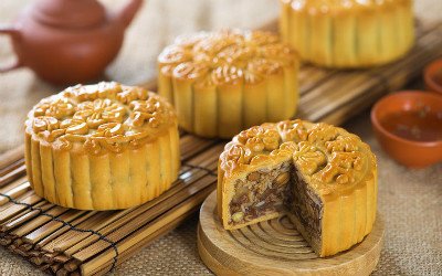 Pasteles núcleos y cerdo asado