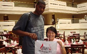 El judador de Los Angeles Lakers, Andrew Bynum, visitó a Guilin
