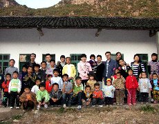 Personal de China Highlights con niños y maestros de escuelas rurales