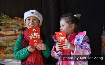 Dar los niños sobre rojos