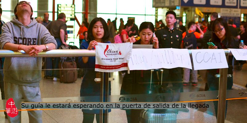 Guía le espera en el aeropuerto internacional Pudong de Shanghai
