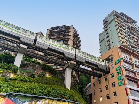 Tren ligero cruzando un edificio