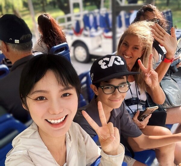 Guía Lin con familia de Giancarlo